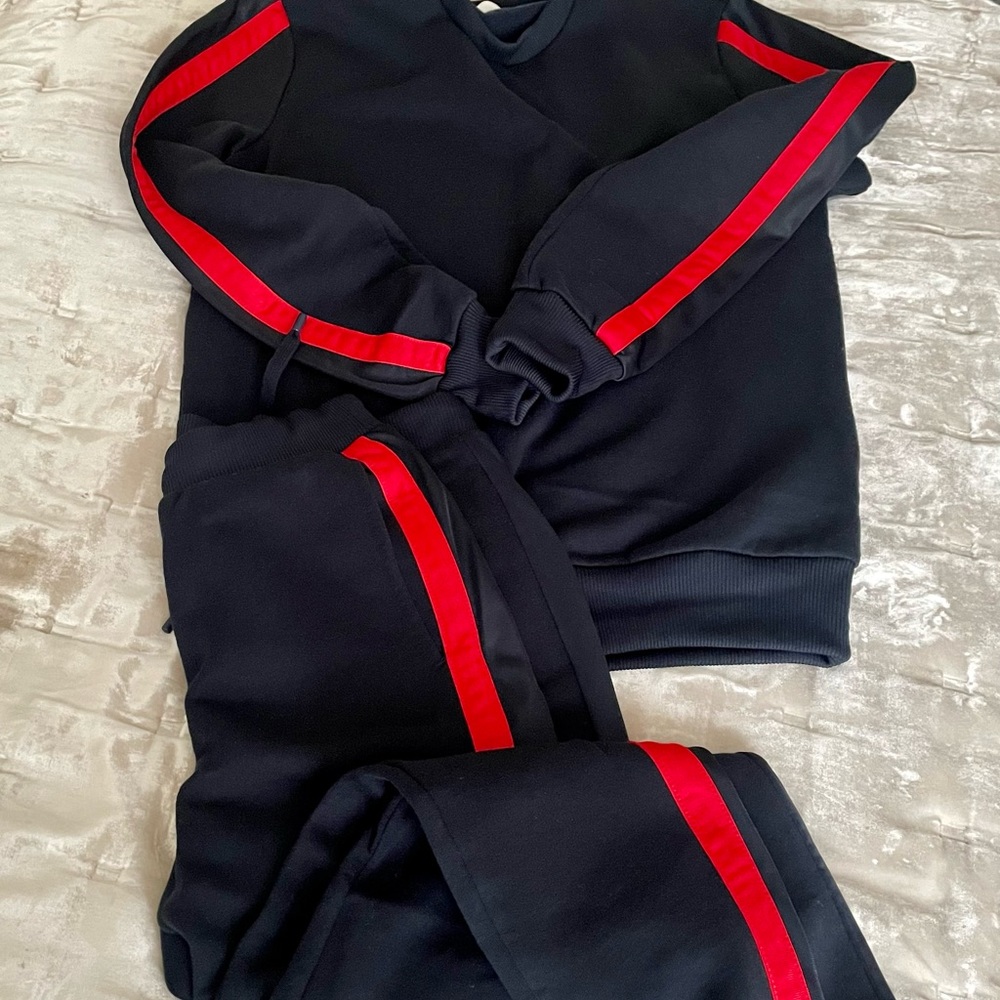 Intimissimi sport sweatshort and pants with red stripe